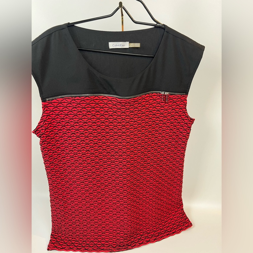 Calvin Klein sleeveless top. Coral and black. Size L. EUC.